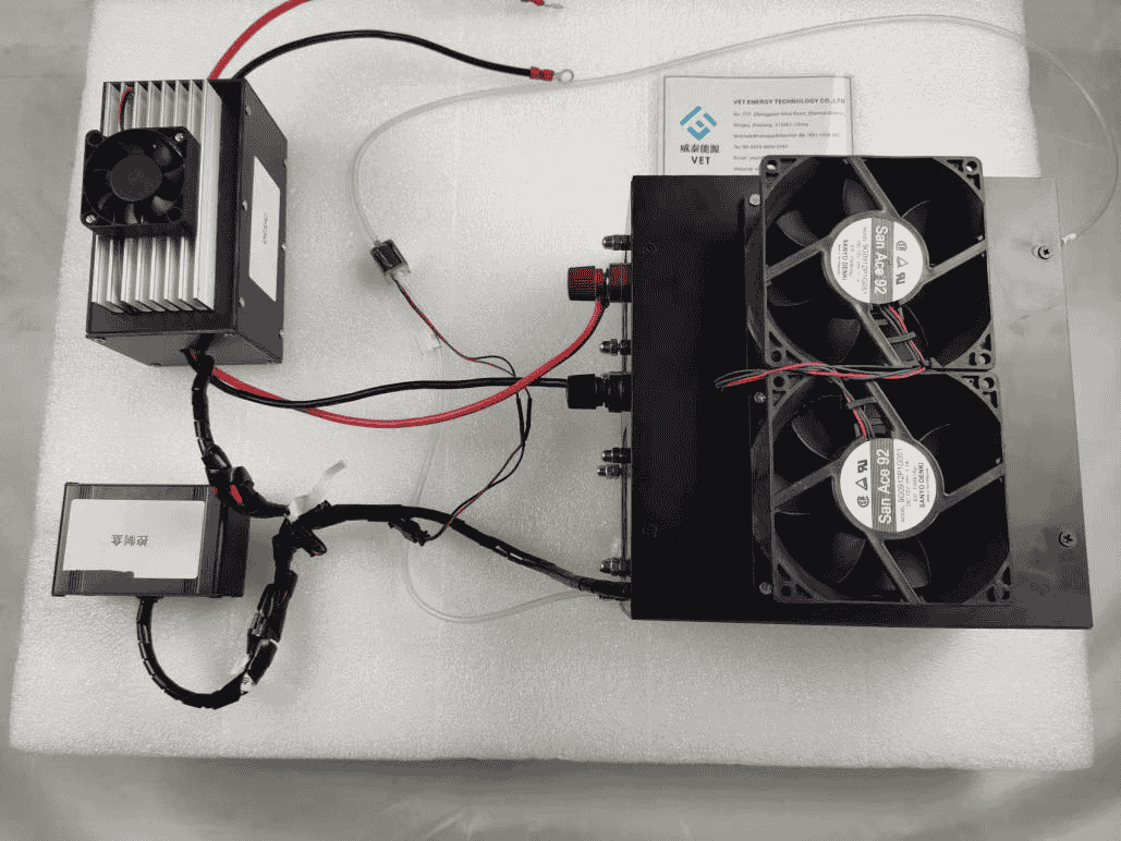 How does a hydrogen fuel cell stack work？